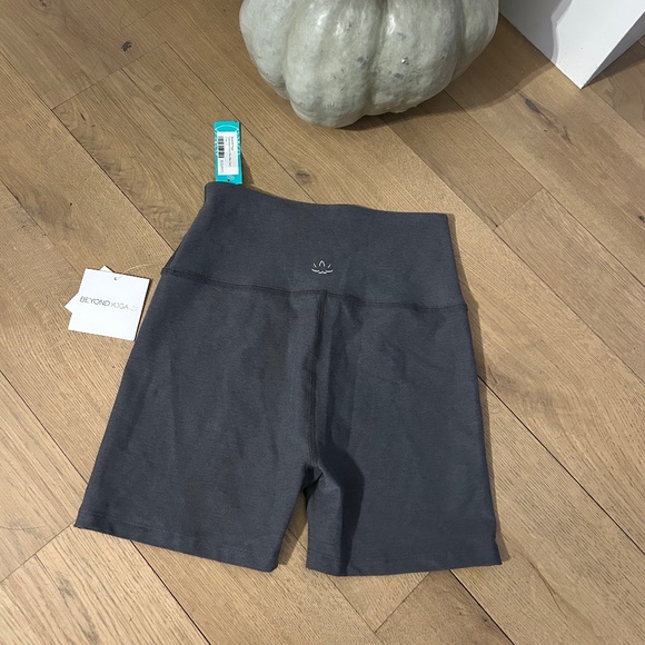 NWT BEYOND YOGA KEEP PACE SPACE BIKER SHORT GREY LARGE L NEW - Picture 7 of 7